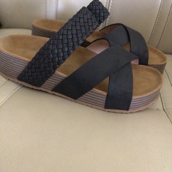 Never worn criss cross strap sandals - Picture 6 of 6